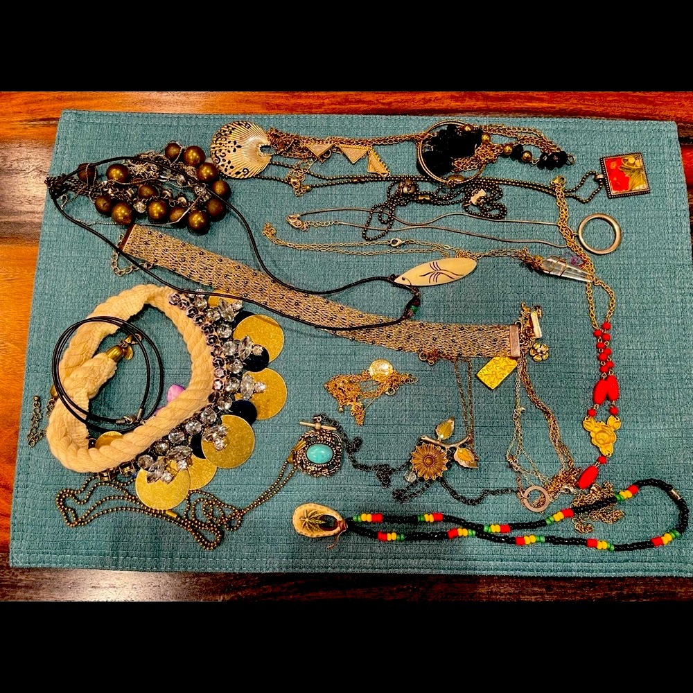 ⤵️COSTUME JEWELRY LOT (1) - Picture 1 of 1